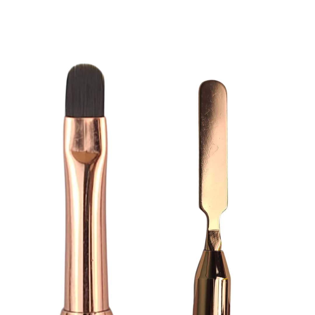 Ce pinceau à acrygel est muni d'une spatule pour attraper la matière et d'un pinceau rond afin de travailler l'acrygel.
