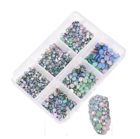 Bliss, votre partenaire nail art, vous propose sa boite de strass de couleur opal