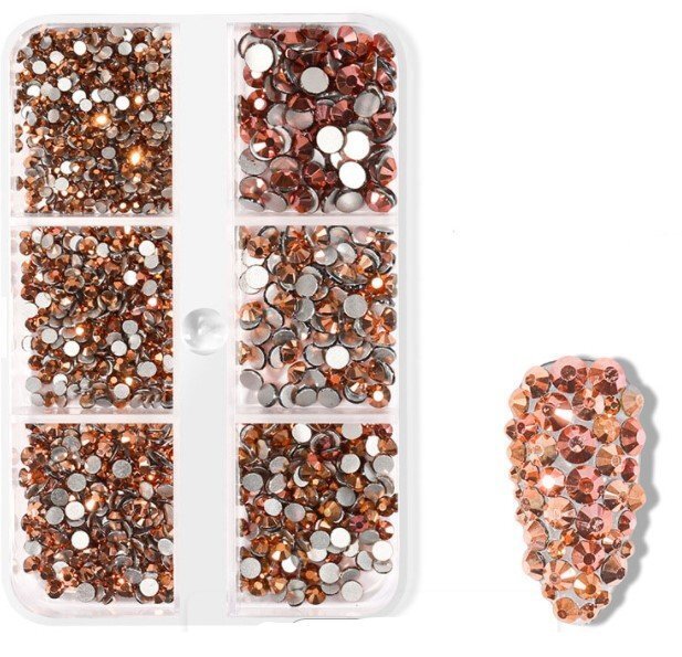 La marque Bliss vous propose une mini-boite de strass rose gold spécial nail art 