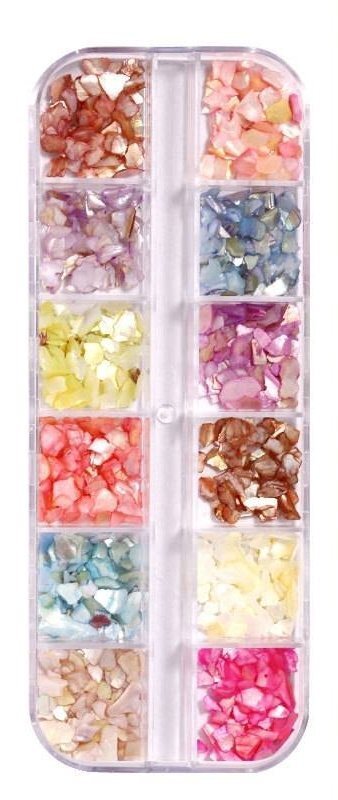 Ces 12 véritables nacres de coquillages, disponibles dans une gamme de teintes variées, sont idéales pour ajouter de la luminosité à vos poses en incrustation, qu'il s'agisse d'une extension ou d'ongles naturels.